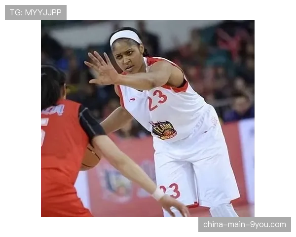 WNBA球星参与公益教学，向中学生传授正确的投篮基础动作